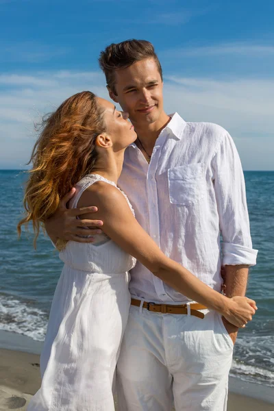 Couple heureux amoureux marchant sur la plage — Photo