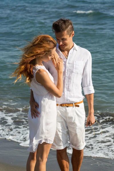 Couple heureux amoureux marchant sur la plage — Photo