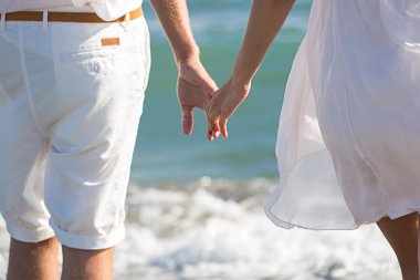 mutlu çift Sahilde yürüyüş aşık