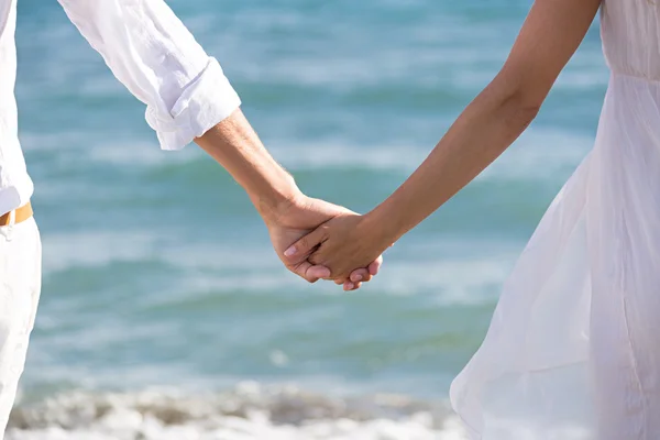 Coppia felice innamorata passeggiare sulla spiaggia — Foto Stock