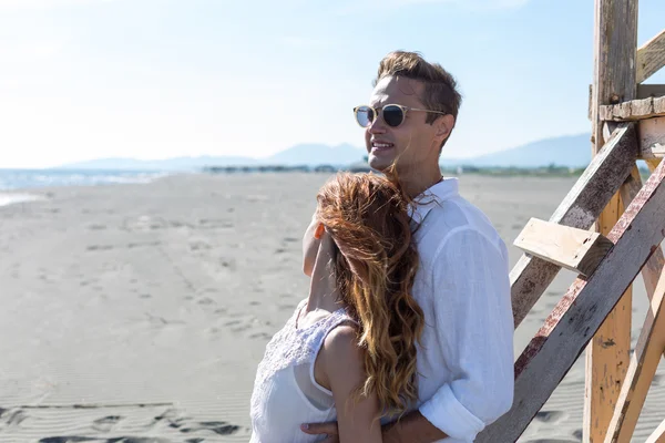 Casal feliz no amor andando na praia — Fotografia de Stock