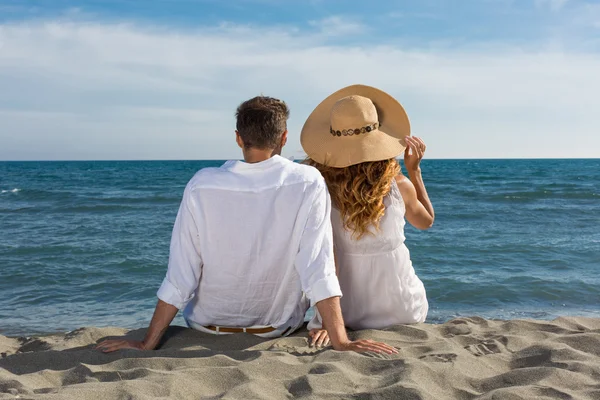 Happy couple in love walking on the beach — Stock Photo, Image