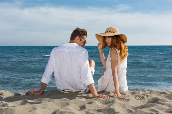 Gelukkige paar verliefd wandelen op het strand — Stockfoto