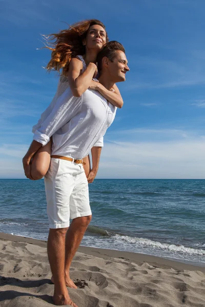 Gelukkige paar verliefd wandelen op het strand — Stockfoto