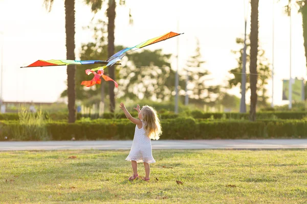 Bambina che vola con un aquilone — Foto Stock