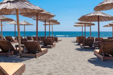 Şemsiye ve plaj sandalyeleri plaj.