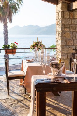 Çiçeklerle süslenmiş masa 