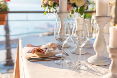 Çiçeklerle süslenmiş masa 