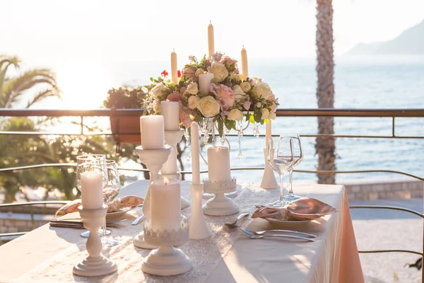 Mesa decorada con flores — Foto de Stock