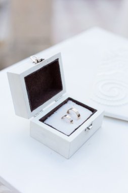 Kutuda altın alyanslar