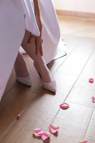 The bride is putting on her shoes — Stock Photo, Image