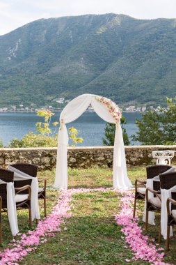 Düğün kemer açık havada çiçeklerle süslenmiş
