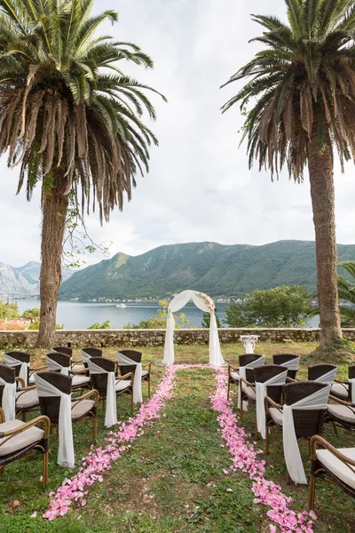 Arco de casamento decorado com flores ao ar livre — Fotografia de Stock