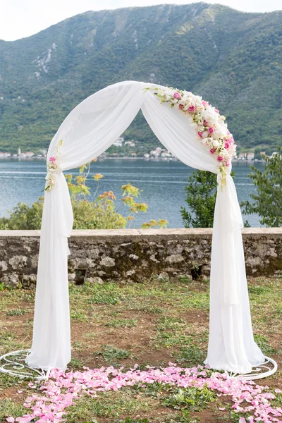 Bröllop arch dekorerad med blommor utomhus — Stockfoto