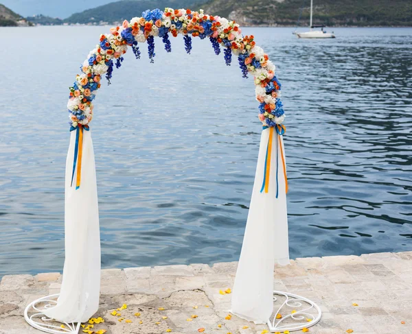 Arco di nozze decorato con fiori all'aperto — Foto Stock