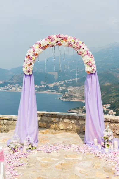 Huwelijksboog voor de ceremonie van bloemen. — Stockfoto