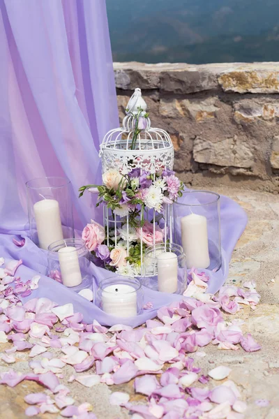 Jaula blanca con rosas naturales como decoración — Foto de Stock