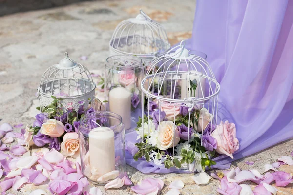 Cage blanche avec des roses naturelles comme décoration — Photo