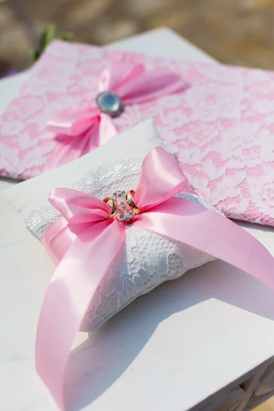 Carpeta de boda y almohada con anillos — Foto de Stock