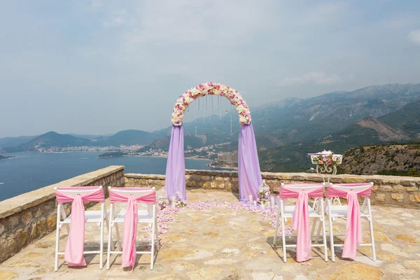 Arco de casamento para a cerimônia de flores . — Fotografia de Stock