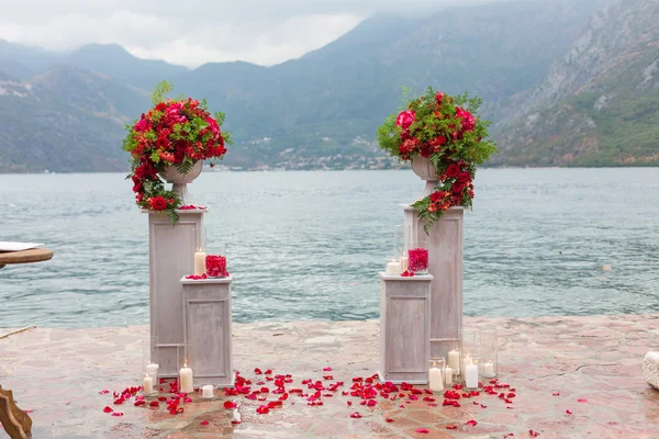 Arranjo de flores em tigela de pedra com rosas vermelhas — Fotografia de Stock