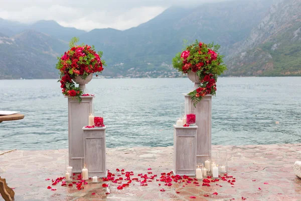 Arreglo de flores en tazón de piedra con rosas rojas — Foto de Stock