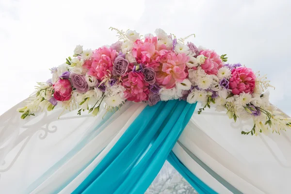 Arco de boda para la ceremonia de las flores . — Foto de Stock