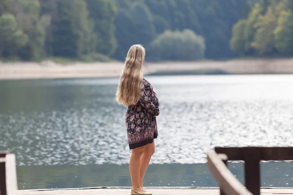 Giovane bella donna in posa al lago — Foto Stock