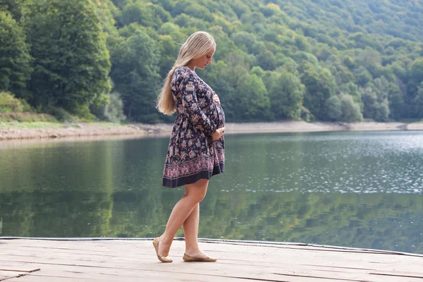 Giovane bella donna in posa al lago — Foto Stock