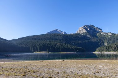 Güzel mistik Kara Göl, Durmitor Milli Parkı. Karadağ