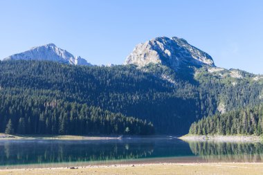 Güzel mistik Kara Göl, Durmitor Milli Parkı. Karadağ