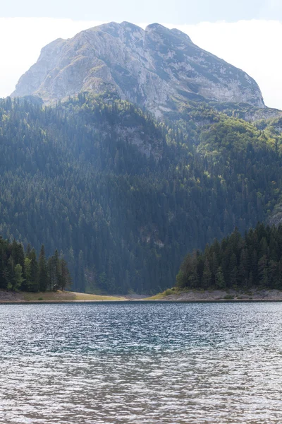 Mooie mystieke Black Lake, Durmitor Nationaal Park. Montenegro — Stockfoto