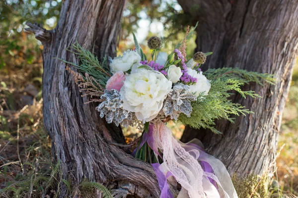 Magnífico ramo de novia con peonías blancas — Foto de Stock