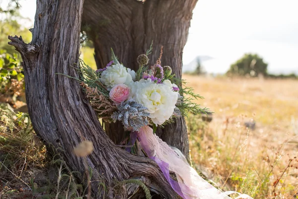 Magnífico ramo de novia con peonías blancas — Foto de Stock