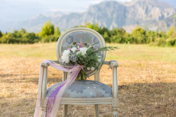 Magnifique bouquet nuptial aux pivoines blanches — Photo