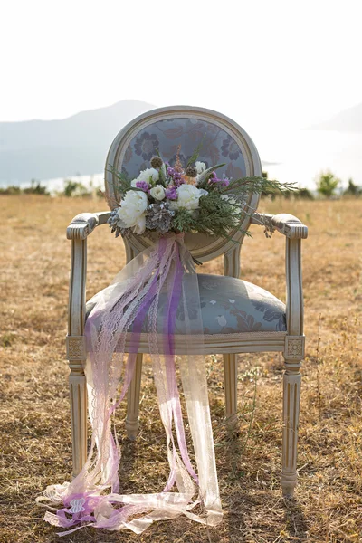 Wunderschöner Brautstrauß mit weißen Pfingstrosen — Stockfoto