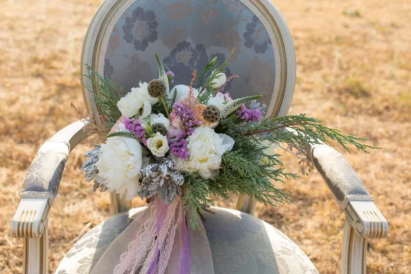 Smukke brudebuket med hvide pæoner - Stock-foto