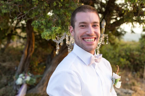 Groom attend avec impatience l'apparition de la mariée — Photo