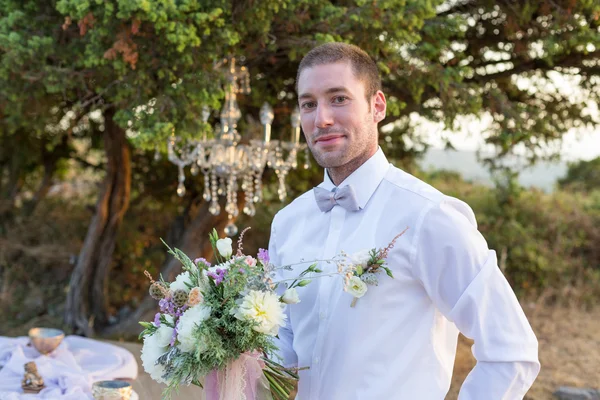 Groom attend avec impatience l'apparition de la mariée — Photo