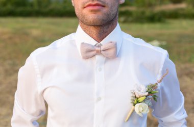 Damat gelini görünümüne iple çekiyor