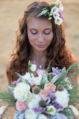 Çekici gelin düğün buket tutuyor