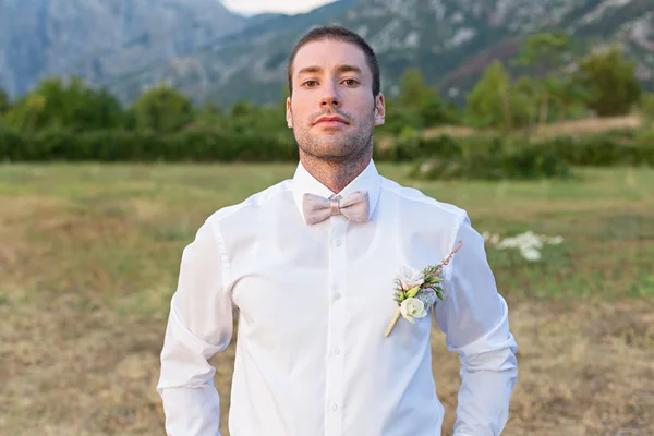 Groom está ansioso para a aparência da noiva — Fotografia de Stock