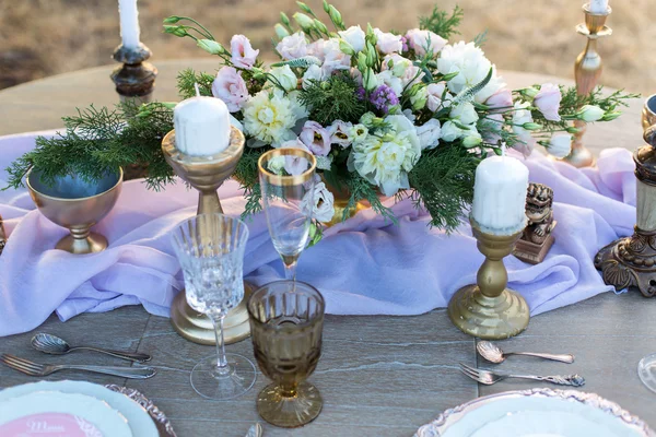 Zdobené svatební elegantní jídelní stůl — Stock fotografie