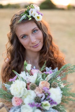 Çekici gelin düğün buket tutuyor