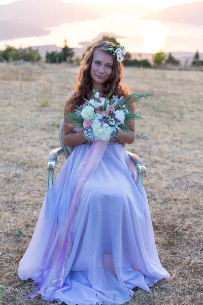 Atractiva novia está celebrando un ramo de bodas —  Fotos de Stock