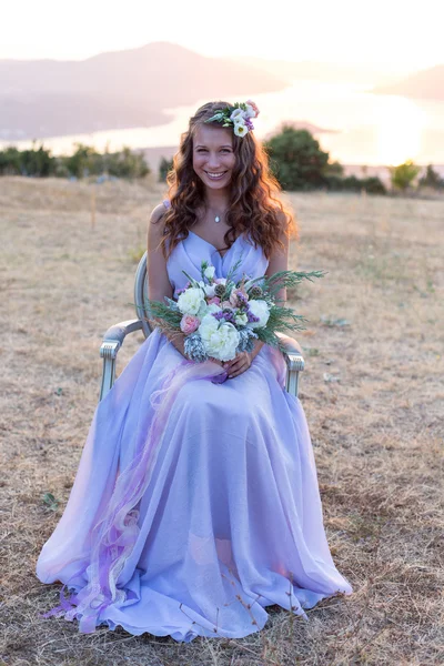 Sposa attraente sta tenendo un bouquet da sposa — Foto Stock