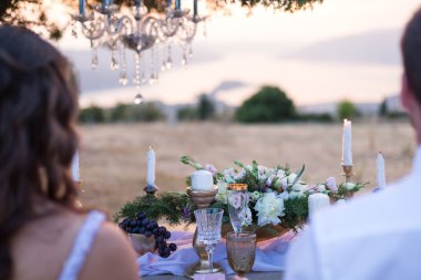 Gelin ve damat günbatımında poz