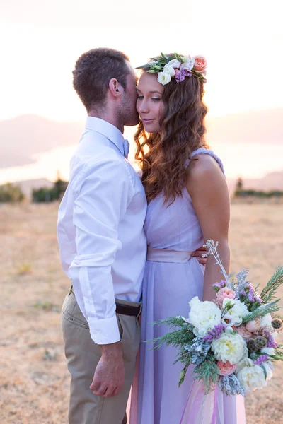 La novia y el novio posando al atardecer — Foto de Stock