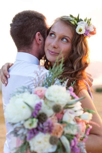 La mariée et le marié posant au coucher du soleil — Photo