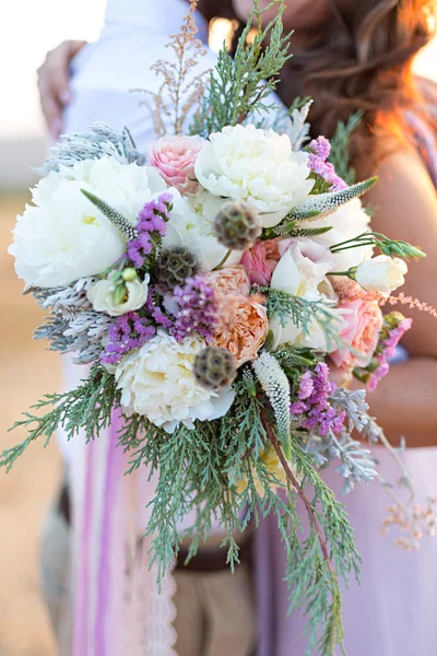 Magnífico ramo de novia con peonías blancas — Foto de Stock
